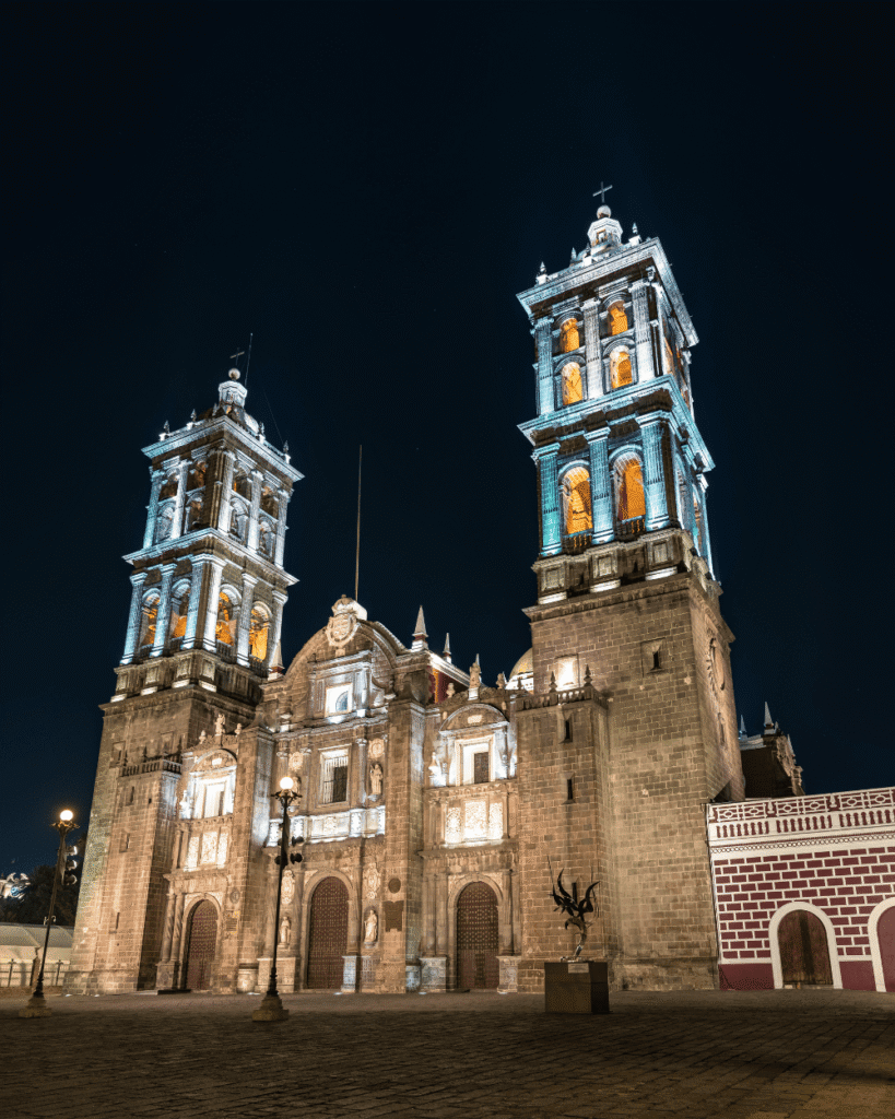 catedral en puebla centro con vista nocturna e iluminada
