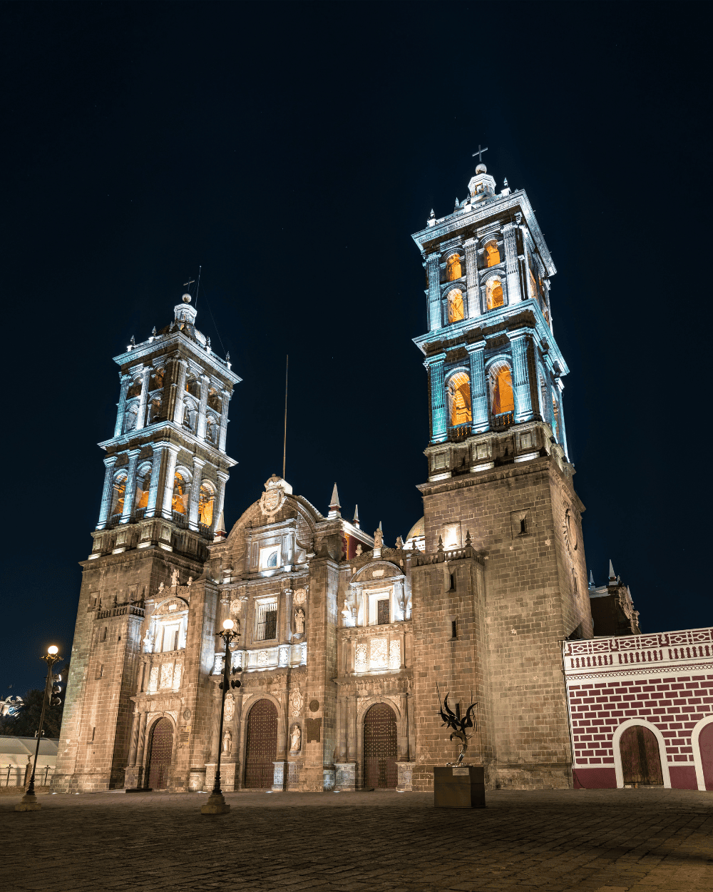 catedral en puebla centro con vista nocturna e iluminada