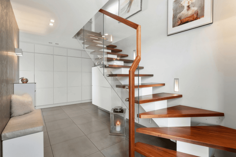 escaleras de madera con barandal de madera de álamo