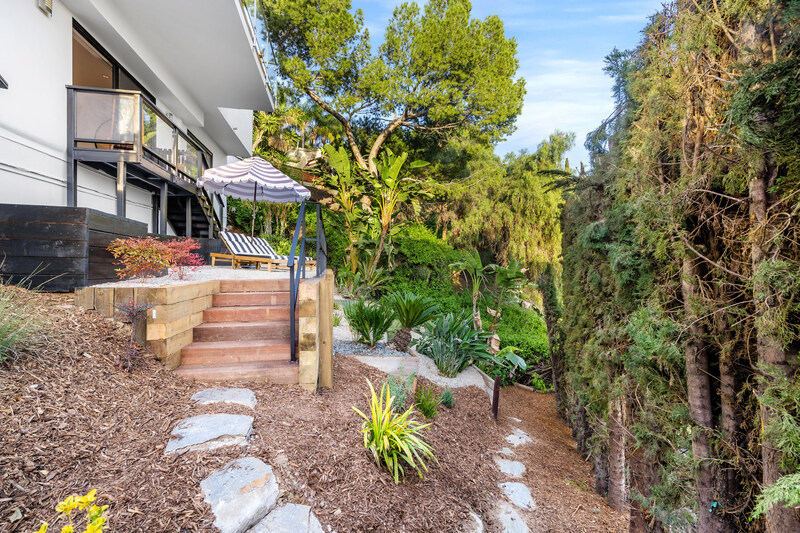 Patio de una casa con detalles en madera