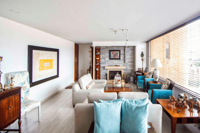 sala en casa moderna con acabados en blanco con amplitud de espacio