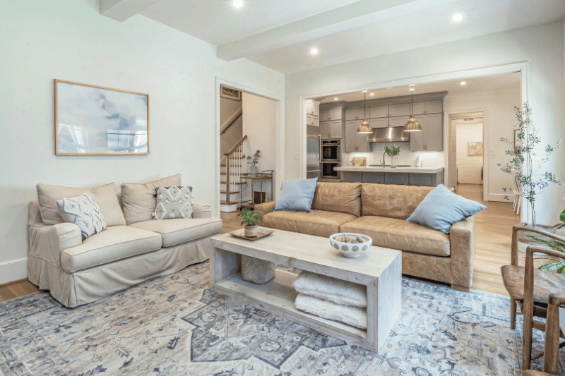 Sala en casa moderna en tonos marmol y blancos, espacio iluminado